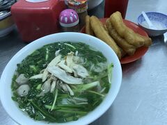 お腹が空いたので、フォーをいただく。ハノイ初のフォーです！！