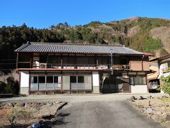 日向雨沢大橋から歩くこと3分、本日の宿「民宿おかしら」に着きました。　　　　
一人旅だからでしょうか、チェックイン時に宿泊代8000円を請求されました。信用されていないのかな～？民宿では初めての経験です。

■民宿おかしら
　http://www.okashira.com/main.html