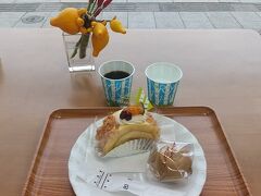 朝ご飯がボリューミーでしたので、お昼はケーキのみ。
季節物のかぼちゃのケーキ（325円）とサービスのお饅頭。
コーヒーもサービスです。

やっぱり柳月はいいねぇ。
