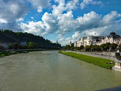9月10日
天候は晴れ、ラッキーです。ザルツブルグ市内を徒歩で巡ります。ザルツァバ川に架かるシュターツ橋から眺めた西側の景観。
