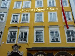 モーツァルトの生家。6階建ての建造物は黄色で塗られ、”Mozarts Geburtshaus"と大きな文字が書かれています。現在、モーツァルト財団が所有する博物館となっています。

モーツァルト一家は、1747-1773年の期間、建物の3階に住み、1756年にアマデウス・モーツァルトが生まれました。