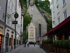 モーツァルト生家前のゲトライデ通り（Getreidegasse　Street）を西に進むと、突き当りに教会が見えてきました。14世紀に建造されたブラジウス教会(St. Blasius Church)で、ザルツブルグで最も瀟洒な教会と呼ばれているそうです。
