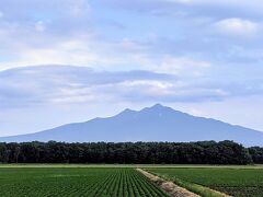 雄大な斜里岳の眺め。