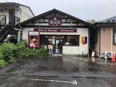 食後、パン屋のすぐ近くにある腸詰屋というハム、ソ－セ－ジの店を覗いてみました。レストランの様でしたが、店先で購入できます。お土産にハムとサラミを購入。