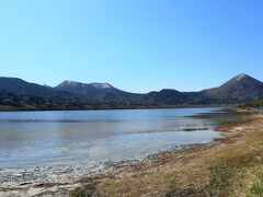 日本三大霊場・恐山にある湖が宇曽利山湖（宇曽利湖）。
直径3kmの恐山カルデラのカルデラ湖で、陥没した火口原に水が溜まったもの。
