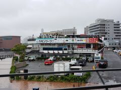 唐戸市場の隣にあるこの建物はレストランやお土産屋がたくさん入るカモンワーフという施設です。テラス席なんかもありますがこの天気じゃ厳しいですよね。
お土産は結構扱っていて、宇部空港よりは間違いなく品数が多かったです。生ものとかではなくお土産として持ち帰れるものも多かったです。