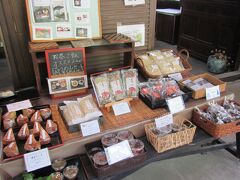 檜原神社のすぐ近くにお店がありました
さっそくかき氷やアイスを食べたがる三姉妹