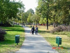 その後、湯冷めに気を付けつつ、
そのセーチェーニ温泉がある市民公園の中を歩き、
着いたのは・・