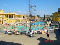 やはり外せない！
１番有名な「セーチェーニ温泉」

マリア・テレジア・イエローの宮殿のような素敵な建物と、
温水プールのような温泉に人がぎっしり！
豊島園の波のプールや流れるプールを思い出させる混雑ぶり・・

カメラはロッカーの中に入れ、持ち込まなかったので、
残念ながら、写真はこれ１枚だけ。

すべての温泉プールを制覇するべく、
室内も屋外も少し入っては移動しまくり～
けれど薬湯とかがあるわけでもなく、基本どこもお湯は同じです・・

名物・温泉チェスも横から見学
日本の温泉も真似して、将棋盤を置いておくのはどうでしょう？
熱くてのぼせちゃうか？