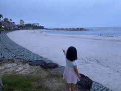 食後の散歩、白良浜。
明日は天気になりますように。