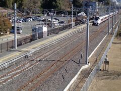 偕楽園駅を通過するスーパー日立．電車で偕楽園に来られた方が弘道館へ向かうには，バスやタクシーを利用するか，あるいは頑張って歩くのが良いと思います．JRで偕楽園駅から水戸駅まで行って，そこから歩くという方法もありますが，それなりに距離がありそうでした．