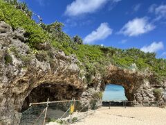 また宮古島に戻って砂山ビーチへ。
宿泊している場所からはすぐのところです。


こちらは立ち入り禁止になっていました。
以前は日陰のところにビールとか売っているおじさんがいたように記憶しているのですが・・・