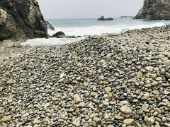砂浜ではなく、丸く削られた石ころの海岸。ここだぁ～！
ここの石、持って帰ってはいけません！（看板、あったでしょ）