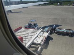無事に旭川空港へ到着～。ちょうどこの時は、一番後ろの席だったので、荷物を降ろしているところが見えました。