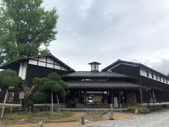 こちらは「飛騨の匠文化館」！

飛騨の匠の業績や匠の技術，道具などを展示してて、匠の子孫の大工さんたちの力を結集して作り上げたとのこと。外観は古川町の瀬戸川沿いの白壁土蔵街に合わせたよろい壁の蔵造り風で，屋根には大あんどんがある。千鳥格子を組む体験コーナーもあるらしいけど、残念ながら時間もないので立ち寄らず(^_^;)