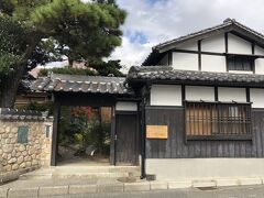 芦屋川から離れて東に向かい、阪神電車沿いの富田砕花旧居を訪れました。

富田砕花は「明星」でも短歌を発表した歌人、詩人で、兵庫県では特に
多くの校歌や市町歌を作詞し、「兵庫県文化の父」と呼ばれている人物です。