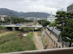 阪神電車の芦屋駅から望む景色です。

実は阪神芦屋駅のホームは芦屋川の上にあります。阪神電車は他にも川上の駅がいくつかあって、なにかとツッコミどころの多い電鉄会社です。