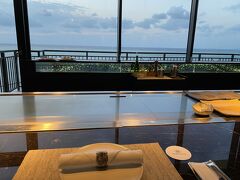 夜ご飯はハイアットではなく車で近くの
神戸／ホテルモントレ沖縄スパ＆リゾート！
海の見える鉄板焼きにしました～
座ったら意外と見えないのと一瞬で暗くなりました笑