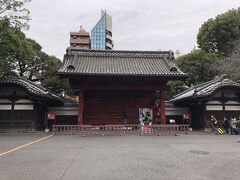 赤門はよく知られているように。江戸時代、加賀藩前田家に徳川家のお姫様が輿入れする際にに造られたものです。

門の両脇には唐破風の番所が付属しています。

今では東京大学の代名詞にまでなっていますが、旧加賀藩邸跡を東大のキャンパスにするにあたって、どういった経緯でこの門を残すことになったのでしょうね。
