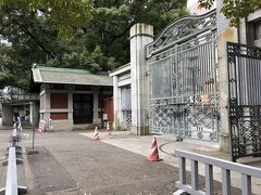 東大の正門は赤門ではなく、こちらの伊藤忠太設計の門です。

門衛所が付属しています。