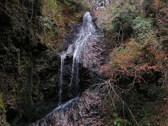 滝又の滝

本能寺の変の後、織田信長の甥の十界因果居士がこの滝の上に洞窟を掘って隠れ住んだと言われています。


滝又の滝：https://ja.wikipedia.org/wiki/%E6%BB%9D%E5%8F%88%E3%81%AE%E6%BB%9D
本能寺の変：https://ja.wikipedia.org/wiki/%E6%9C%AC%E8%83%BD%E5%AF%BA%E3%81%AE%E5%A4%89
織田信長：https://ja.wikipedia.org/wiki/%E7%B9%94%E7%94%B0%E4%BF%A1%E9%95%B7