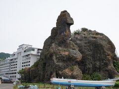 港の近くにあるゴジラ岩。ゴジラが世に出る前は、ローソク岩と呼ばれていました。その向こう側の岩は帽子岩。