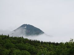 羅臼岳は霧に隠れたり、少しだけ見えたりしていました。