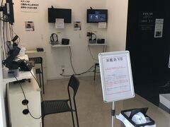 さっそく軍艦島ツアーへ行ってみます。
事前学習としてVR体験で上陸見学では行けない所を見ます。往時の軍艦島には植物が生えた公園は無かったそうですが、現在は鳥のフンで運ばれた種が育ってアンコールワット遺跡のベンメリアのようなところもありました。
VR用メガネはフェイスカバーと紙帽子の使用で感染対策バッチリでした。画像が揺れるので酔いに注意です。