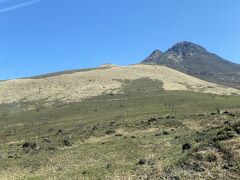 由布院にはバスを利用します。由布岳登山の人たちが登山口のバス停で降りたのを見て、急に登りたくなりましたが我慢します。