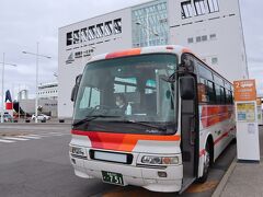 シャトルバスで函館駅に向かいます。