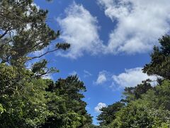 飛行機の時間までまだ少しあるのでちょこっと観光。
牧山展望台へ。
坂道を上っていきます。