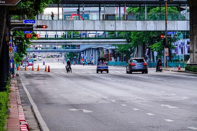 朝のラーチャダムリ通り