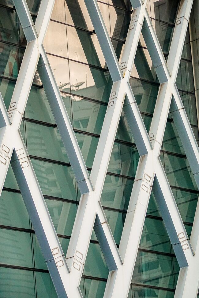 カーテンウォールの鉄骨