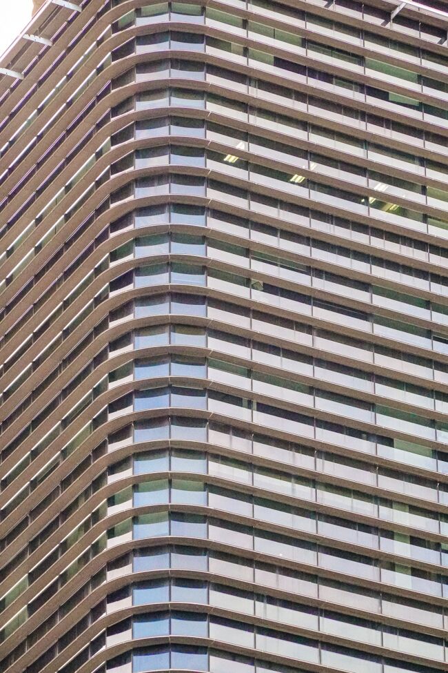 小さな庇がついている高層ビル