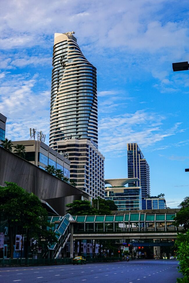 メンテナンスや台風、雪の事を考えなくて良いからか、海外には変わったデザインの高層ビルが多い。<br />