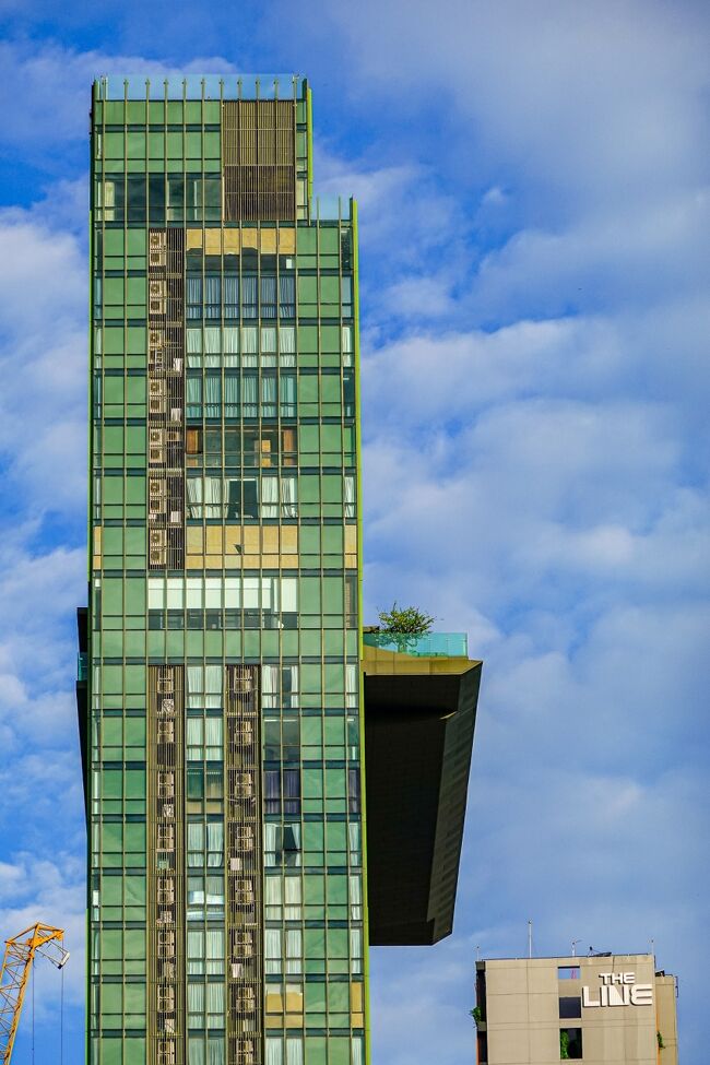 幅の狭い高層ビルに取って付けたようなプールが付いている。<br />折れて落ちそう・・・