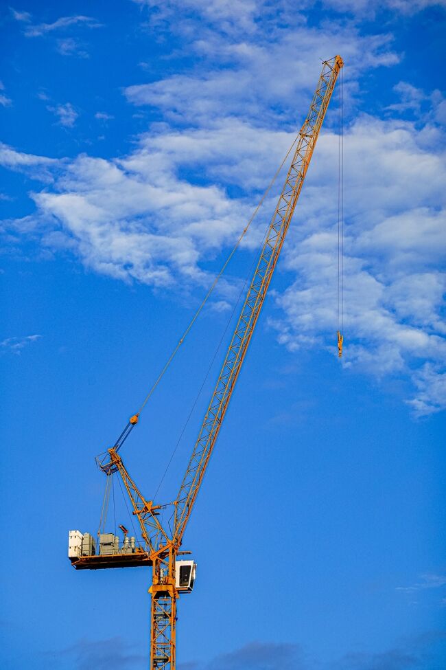 青空に映えるタワークレーン