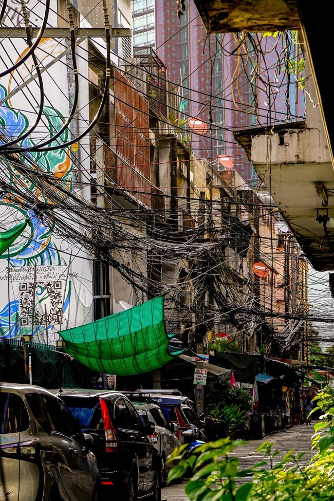 蜘蛛の巣感半端ない電線の路地