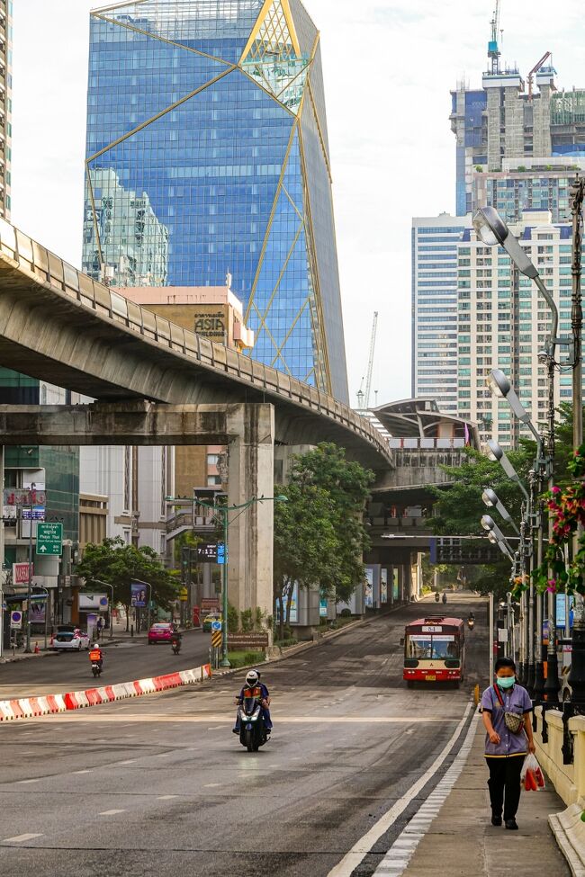 工事中で埃っぽいパヤータイ通り