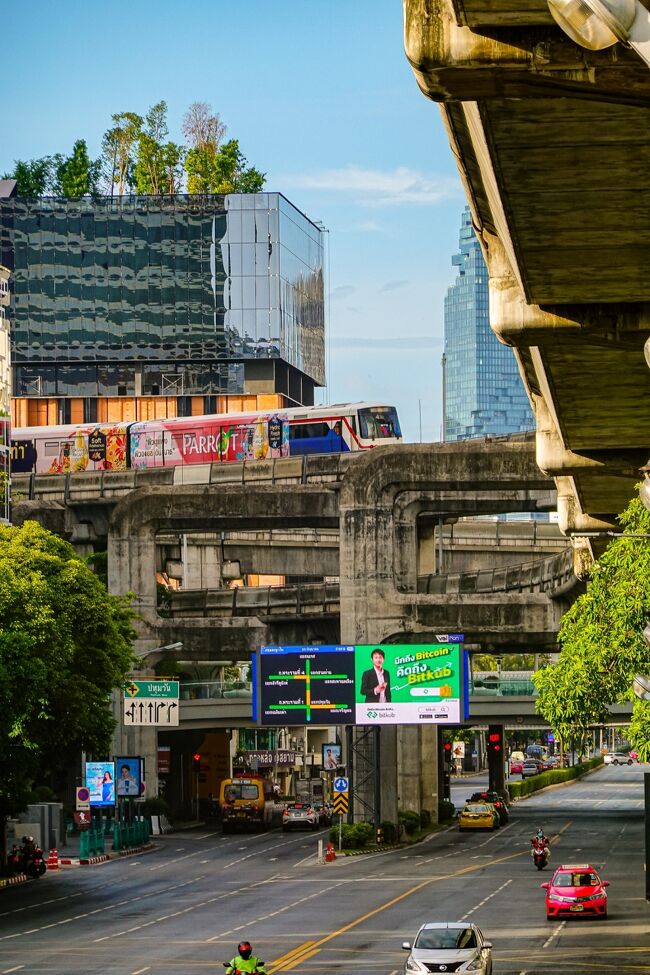 ラマ１世通りからパヤータイ通りに大きく曲がり込むＢＴＳ