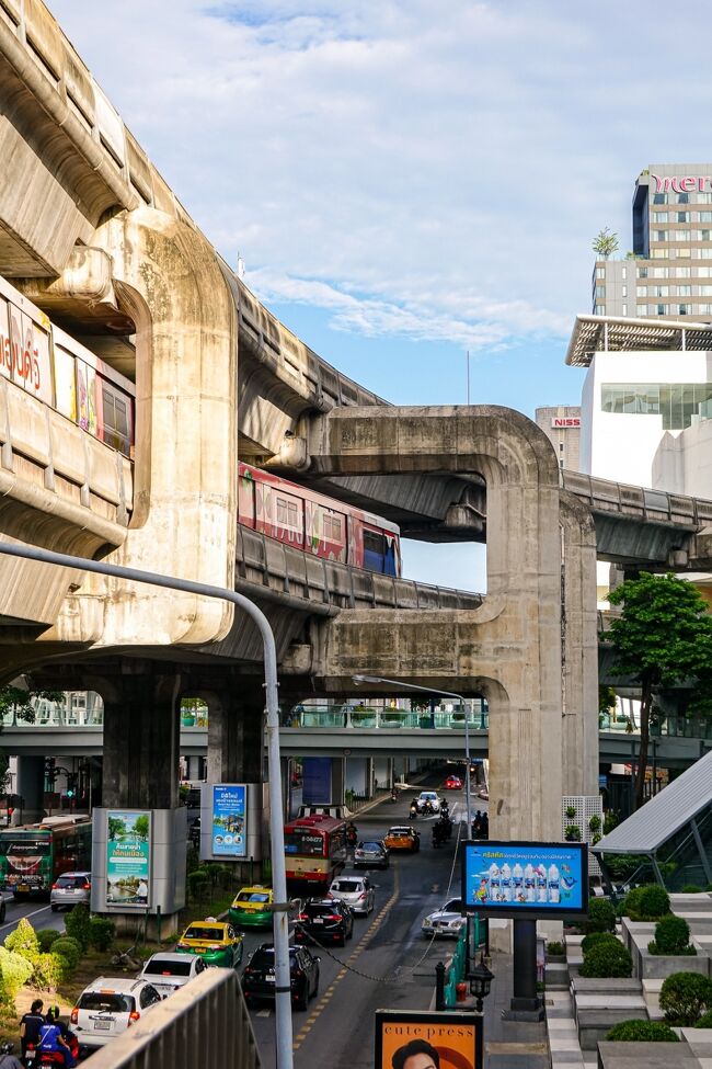 なんでもコンクリートで作ってしまうタイ。物凄いボリュームの高架。