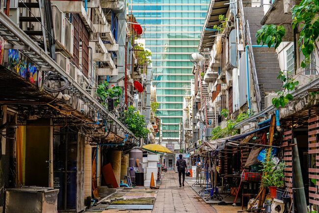 人がいなくても、賑わいを感じる中庭的路地