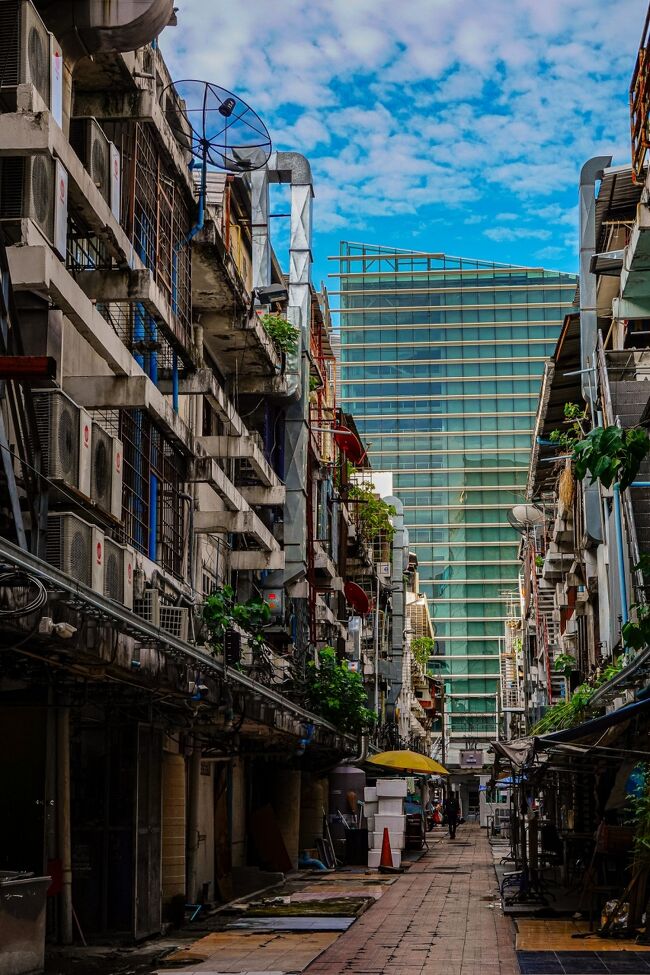 奥にある綺麗なビルと比較すると、手前の建物の方が圧倒的に人間の生活が感じられて見ていて飽きない。