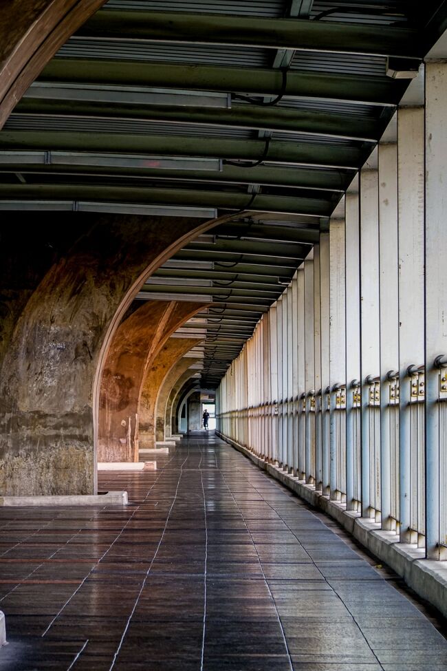 日曜早朝なので人が疎らなＢＴＳ高架下のペデストリアンデッキ