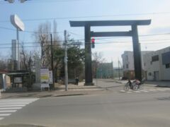 で、バス通りと合流する辺りに、道路とは反対側にある旭川神社の大鳥居が見えます。旭川の歴史は実は東旭川から始まっているんですね～。