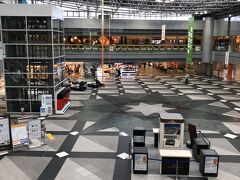 時間的に早いこともあり閑散とする新千歳空港国内線ターミナルビル内。