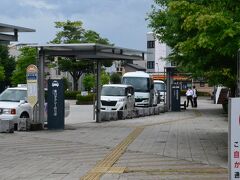 JR茅野駅東口から送迎バスに乗ります。
路線バスは西口なので間違えないようにしましょう。
東口にはタクシーのほか付近ホテルの送迎バスが並んでいます。