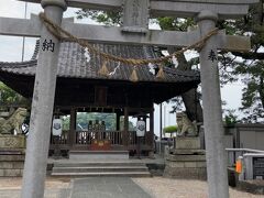 文学記念館を出るとすぐに、八百富神社の遥拝所。
竹島には八百富神社を含め５つの神社がありますが、
そこまで行けない人はここで参拝できます。　