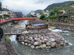 独鈷の湯

屋根の下には湯船があり、いい湯加減です。
今は足湯も含め入浴はできませんが、旦那いわく、その昔（20年以上前？）は普通に入れたそうです。めっちゃ目立って勇気いりますね。