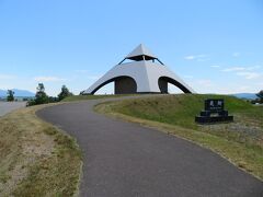 北西の丘展望公園

ピラミッド型の展望台から、スケールの大きな眺望を楽しむことができる公園です。